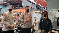 Selain itu, petugas telah membuat kesepakatan dengan warga yang terkena imbas micro-lockdown. Bagi warga yang memiliki urusan mendesak sehingga terpaksa keluar rumah, wajib menjalani tes rapid antigen. Ada 4 titik lokasi swab antigen yang disiapkan. (Foto: Karin/detikcom)
