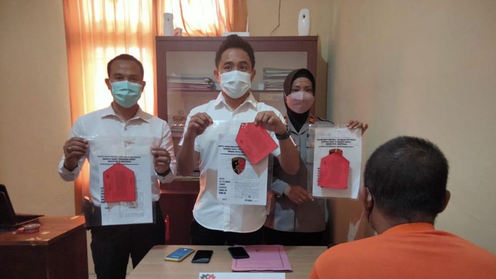 Kasat Reskrim Polresta Mataram, Kompol Kadek Adi Budi Astawa, menunjukkan barang bukti dan tersangka kasus penipuan investasi.