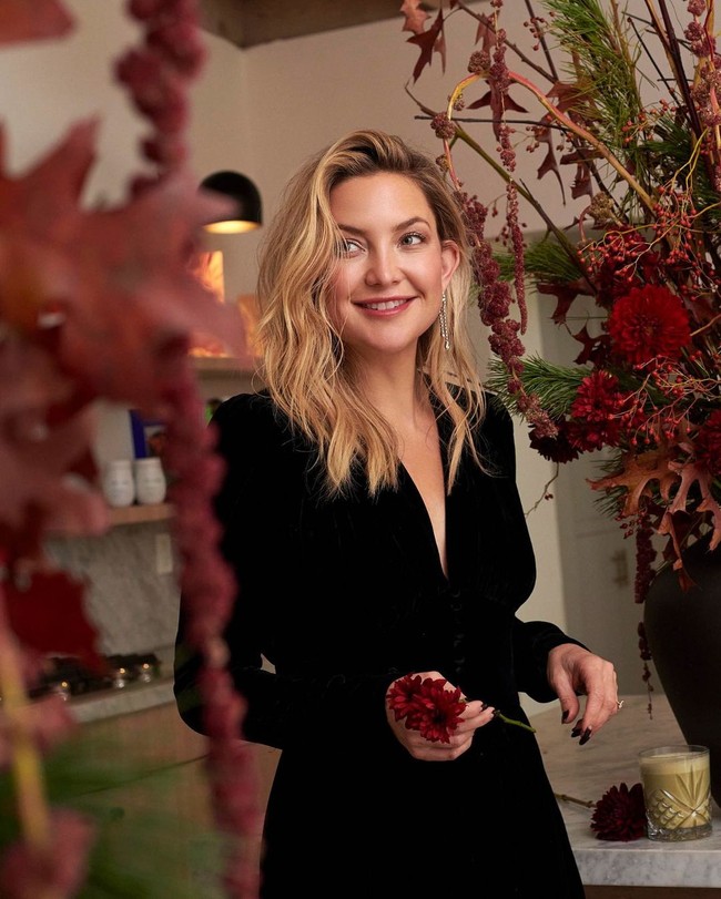 Kate Hudson punya cara ampuh untuk mengatasi kulit kusam di pagi hari. Pertama-tama dia akan cuci muka dan berendam dengan air es selama beberapa saat. Trik ini juga bermanfaat membuat tubuh lebih segar dan terjaga. Foto: Instagram: @katehudson