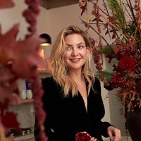 Kate Hudson punya cara ampuh untuk mengatasi kulit kusam di pagi hari. Pertama-tama dia akan cuci muka dan berendam dengan air es selama beberapa saat. Trik ini juga bermanfaat membuat tubuh lebih segar dan terjaga. Foto: Instagram: @katehudson