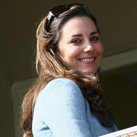 Kate Middleton disebut pertama kali mencuri perhatian Pangeran Wiliiam saat jadi model dalam peragaan busana untuk amal, sekitar 2002 lalu. Foto: Getty Images