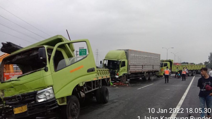 Kecelakaan beruntun menewaskan 2 orang di Tol Tangerang-Merak