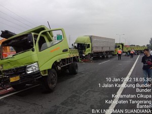 Kecelakaan Beruntun 3 Truk di Km 27 Tol Merak, 2 Orang Tewas