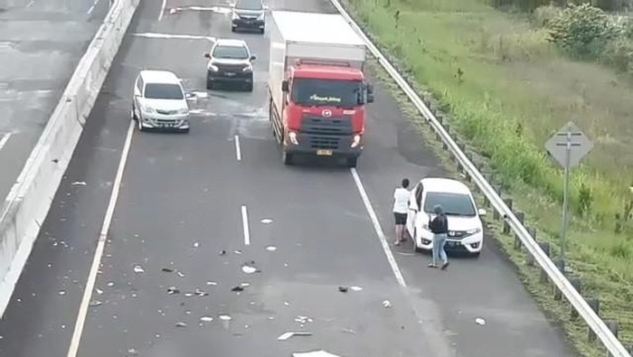 Kecelakaan tol Kayu Agung menewaskan pengemudi wanita yang berusaha menghindari lubang. Kecelakaan ini terekam video pada Jumat (7/1).