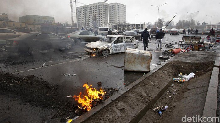 A car, which was burned after clashes, is seen on a street in Almaty, Kazakhstan, Friday, Jan. 7, 2022. Kazakhstans president authorized security forces on Friday to shoot to kill those participating in unrest, opening the door for a dramatic escalation in a crackdown on anti-government protests that have turned violent. The Central Asian nation this week experienced its worst street protests since gaining independence from the Soviet Union three decades ago, and dozens have been killed in the tumult. (AP Photo/Vasily Krestyaninov)