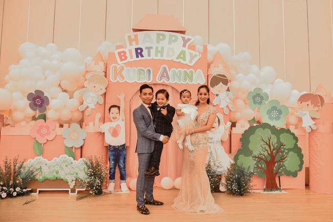 Namun berbagai cacian itu tidak menggoyahkan cinta Khanh Thi dan Phan Hien. Hingga kini keduanya masih kerap bersama meski diakui keduanya hubungan cinta mereka tidak mudah. Foto: Dok. Facebook Nguyen Khanh Thi