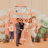 Namun berbagai cacian itu tidak menggoyahkan cinta Khanh Thi dan Phan Hien. Hingga kini keduanya masih kerap bersama meski diakui keduanya hubungan cinta mereka tidak mudah. Foto: Dok. Facebook Nguyen Khanh Thi