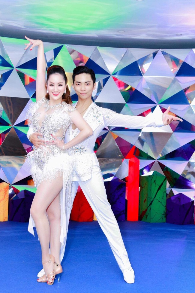 Khanh Thi di negerinya sebagai penari dengan banyak prestasi. Dia sudah memenangkan berbagai penghargaan seperti di ajang Vietnam Open Dancesport Championship Awards, AIG Award dan SEA Games. Bersama pasangannya, Phan Hien, Khan Thi kini kerap tampil di berbagai acara. Foto: Dok. Facebook Nguyen Khanh Thi