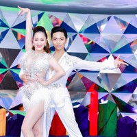 Khanh Thi di negerinya sebagai penari dengan banyak prestasi. Dia sudah memenangkan berbagai penghargaan seperti di ajang Vietnam Open Dancesport Championship Awards, AIG Award dan SEA Games. Bersama pasangannya, Phan Hien, Khan Thi kini kerap tampil di berbagai acara. Foto: Dok. Facebook Nguyen Khanh Thi