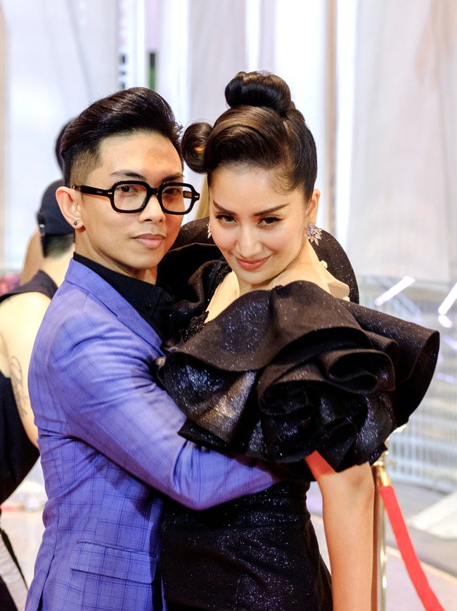 Seiring perjalanan waktu, hubungan guru dan murid itu berubah menjadi cinta. Kerap menghabiskan waktu bersama mulai dari latihan hingga berbagai kompetisi membuat benih-benih cinta tumbuh di antara keduanya. Foto: Dok. Facebook Nguyen Khanh Thi