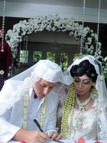 Kisah cinta beda negara viral.