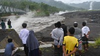 Warga melihat material lahar hujan Gunung Semeru mengalir di Kali Regoyo, Desa Sumberwuluh, Candipuro, Lumajang, Jawa Timur.