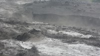 Lahar hujan membawa material pasir, kerikil dan batu yang masih mengancam warga di sepanjang aliran sungai. 