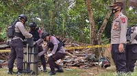 Tim Gegana Polda Banten diterjunkan ke lokasi untuk memeriksa penyebab kejadian tersebut.