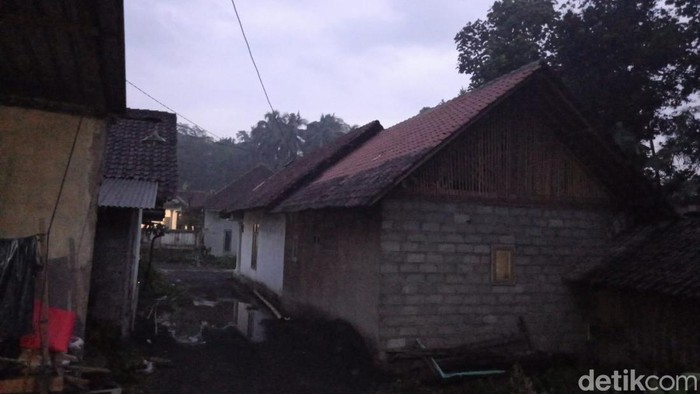 Gempa M 4.9 mengguncang Malang. Gempa tersebut dirakan warga di lereng Gunung Semeru.