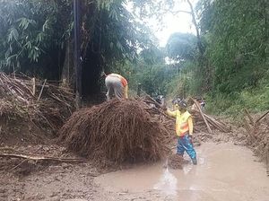 Penampakan Longsor Cadas Hideung, Putus Akses Sukanagara-Pagelaran Cianjur
