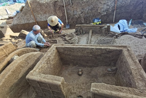 Sebanyak 18 fondasi bangunan, 24 makam, empat lubang kuda dan kereta, bersama dengan peninggalan termasuk barang-barang perunggu yang sangat indah, benda-benda giok dan batu, barang-barang tulang dan kerang, ditemukan selama penggalian dua tahun itu.