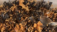 Saat tak punya lauk makan di rumah, membelinya secara online sangat memudahkan. Memesan cumi goreng tepung, netizen ini hanya dapatkan tinta cumi krispy saja. Foto: Instagram/_sadfood