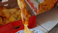Niat ingin ngemil santai, netizen ini memesan sekotak bakwan jagung untuk dinikmati. Setelah dipesan online, yang datang justru bakwan setipis kertas tisu.Foto: Instagram/_sadfood