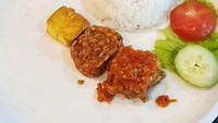 Ingin lebih presisi, restoran ini punya perhitungan sendiri untuk ukuran lauk makannya. Memesan ayam penyet, pelanggan resto ini dapati tahu, tempe dan ayam memiliki ukuran kecil yang sama. Foto: Instagram/_sadfood