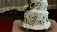 Pesan kue bertingkat untuk pesta pernikahan, pengantin ini harus menelan kecewa. Pasalnya saat tiba kue miring seperti Menara Pisa dan terlihat berurat. Foto: Instagram/_sadfood