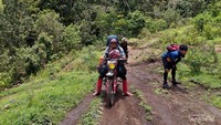 Jalanan lumayan licin karena habis hujan