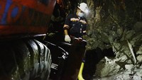 Proses penambangan bawah tanah ini meliputi pemboran (drilling), peledakan (blasting), pembersihan asap (smoke clearing), pengambilan bijih emas (mucking), pengangkutan ore, dan terakhir penutupan rongga front kerja (backfilling).