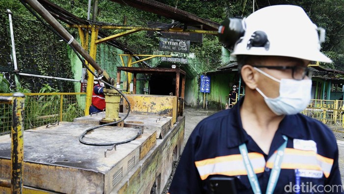 Melihat Potret Pekerja Tambang Gunung Pongkor Emas merupakan komoditas berharga simbol kekayaan dan kemewahan di hampir setiap budaya manusia. Yuk intip potret pekerja tambang emas antam di Gunung Pongkor.