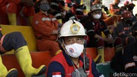 Sebelum masuki areal tambang para pekerja selalu mengikuti arahan keselamatan kerja serta evaluasi harian dan kondisi terbaru di dalam lubang tambang.