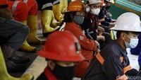 Di area berkumpul sebelum memasuki kawasan tambang mereka melakukan pengawasan alat kelengkapan dan keselamatan setiap pekerja.