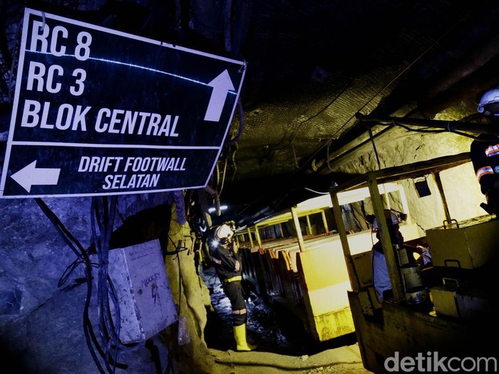 Emas merupakan komoditas berharga simbol kekayaan dan kemewahan di hampir setiap budaya manusia. Yuk intip potret pekerja tambang emas antam di Gunung Pongkor.
