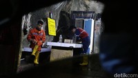 Ratusan pekerja bekerja di kedalaman tanah yang mencapai puluhan kilometer, untuk beristirahat di beberapa titik lorong terdapat shelter dengan fasilitas kantin, WC dan mushola.