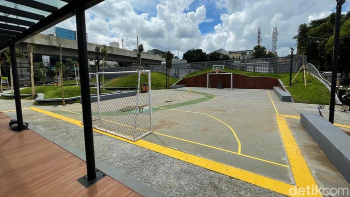 Pembangunan Taman Sambas Asri kini telah rampung. Meski begitu, taman yang berada di kawasan Kebayoran Baru, Jakarta, ini belum dibuka untuk umum. Ini potretnya