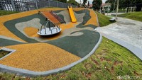 Taman ini dilengkapi berbagai wahan bermain untuk anak-anak serta lapangan olahraga.