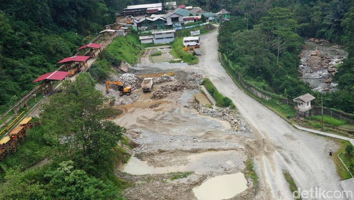 Merasakan sensi memasuki lorong tambang emas di Gunung Pongkor, Jawa Barat sungguh menakjubkan. Di perut bumi inilah logam mulia itu dihasilkan.