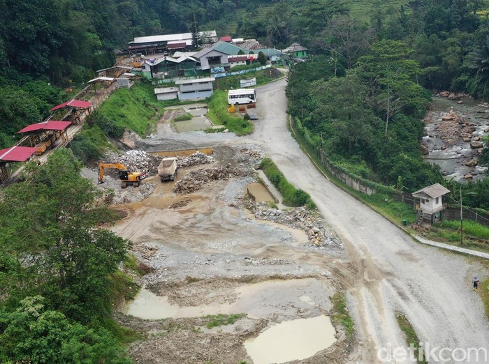 Merasakan sensi memasuki lorong tambang emas di Gunung Pongkor, Jawa Barat sungguh menakjubkan. Di perut bumi inilah logam mulia itu dihasilkan.