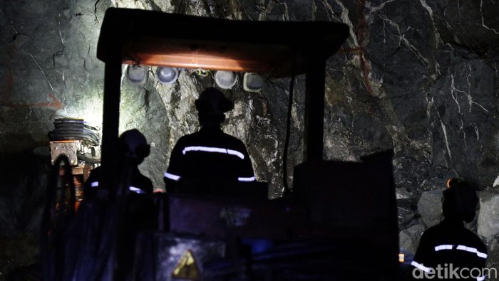 Merasakan sensi memasuki lorong tambang emas di Gunung Pongkor, Jawa Barat sungguh menakjubkan. Di perut bumi inilah logam mulia itu dihasilkan.
