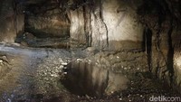 Lorong emas itu gelap dan cukup besar yang memiliki lebar 5 meter dengan tinggi 3 meter. Ujung dari satu lorong kurang lebih mencapai 6 kilometer lebih jauhnya. Menurut General Manager Unit Bisnis Pertambangan Emas Antam Muhidin, berdasarkan perhitungan tim nya, saat ini cadangan emas Antam yang visible di Gunung Pongkor tersisa 2-3 ton.