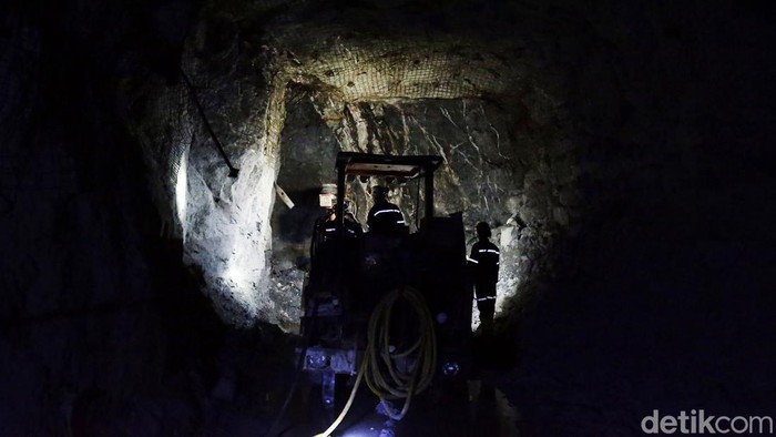 Menyusuri Lorong Emas di Gunung Pongkor Merasakan sensi memasuki lorong tambang emas di Gunung Pongkor, Jawa Barat sungguh menakjubkan. Di perut bumi inilah logam mulia itu dihasilkan.