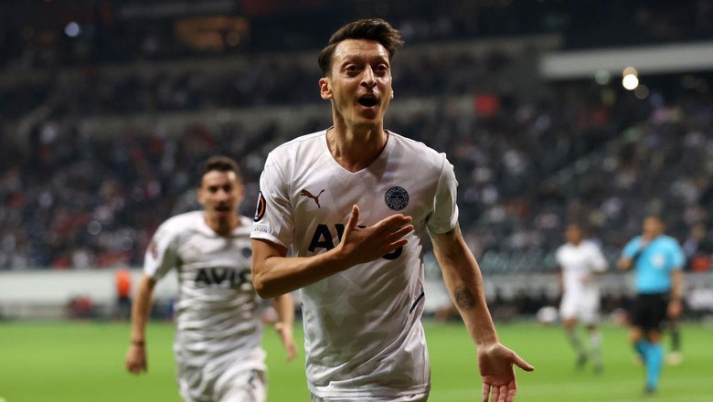 Mesut Ozil FRANKFURT AM MAIN, GERMANY - SEPTEMBER 16: Mesut Ozil of Fenerbahce celebrates after scoring their sides first goal during the UEFA Europa League group D match between Eintracht Frankfurt and Fenerbahce at Deutsche Bank Park on September 16, 2021 in Frankfurt am Main, Germany. (Photo by Alex Grimm/Getty Images)