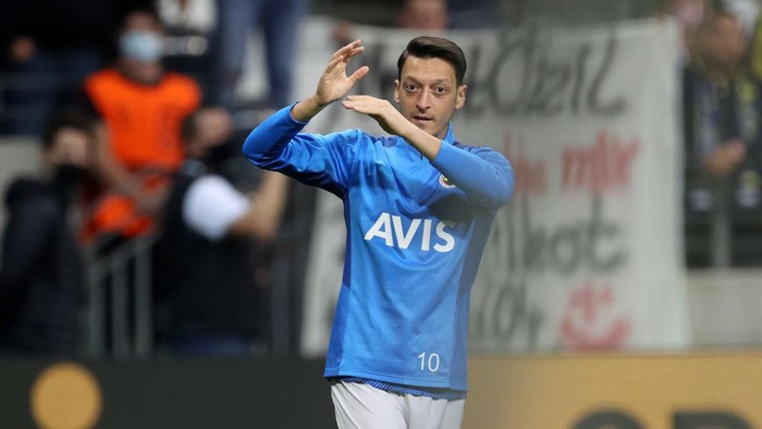 FRANKFURT AM MAIN, GERMANY - SEPTEMBER 16: Mesut Ozil of Fenerbahce acknowledges the fans as he warms up prior to the UEFA Europa League group D match between Eintracht Frankfurt and Fenerbahce at Deutsche Bank Park on September 16, 2021 in Frankfurt am Main, Germany. (Photo by Alex Grimm/Getty Images)