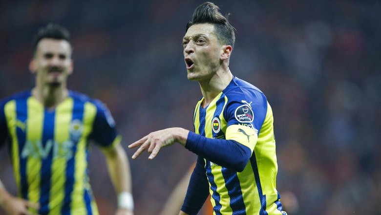 Fenerbahces Mesut Ozil celebrates after scoring his sides first goal during the Turkish Super League soccer match between Galatasaray and Fenerbahce, in Istanbul, Turkey, Sunday, Nov. 21, 2021. (AP Photo)