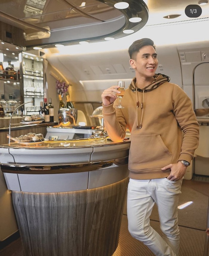 Mewahnya Liburan Verrell Bramasta di Dubai, Makan Steak Salt Bae