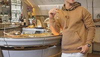 Aktor muda yang satu ini pertama kali berlibur ke Los Angeles, di dalam pesawat ia mengunggah fotonya saat menikmati minuman di mini bar untuk penumpang kelas pertama. Foto: Instagram @bramastavrl