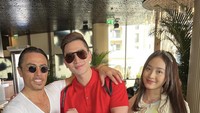 Sampai di Dubai, Verrell beruntung saat bisa makan steak yang disajikan langsung oleh selebriti chef Nusr Et atau akrab disapa Salt Bae. Foto: Instagram @bramastavrl