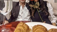  Bareng Anya Geraldine, keduanya merayakan Valentines dengan makan croissant ditemani bunga mawar. Foto: Instagram @bramastavrl
