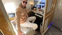 Kira-kira begini semangatnya Verrell saat menunggu pesawat lepas landas ditempani champagne dari LA menuju Dubai. Foto: Instagram @bramastavrl