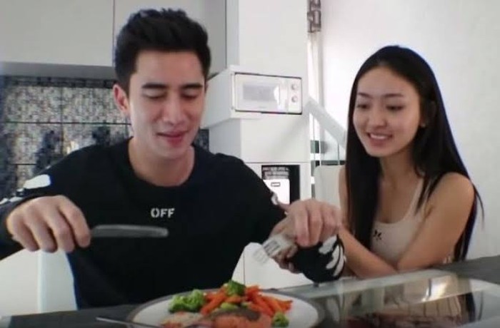 Mewahnya Liburan Verrell Bramasta di Dubai, Makan Steak Salt Bae