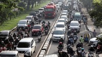 Aktivitas masyarakat Kota Bandung terpantau berangsur kembali normal usai libur Natal dan tahun baru 2022 meski pandemi COVID-19 masih melanda Tanah Air. Terpantau arus lalu lintas di Jalan Soekarno-Hatta cukup padat oleh kendaraan.