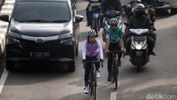 Kemacetan terjadi di titik itu karena banyak kendaraan yang keluar dari kawasan perumahan di sepanjang jalan tersebut.